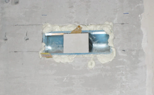 Диффузор в стене от воздуховода